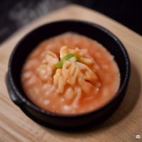 男性资深编辑肖像照，戴眼镜，表情认真，坐在电脑前工作